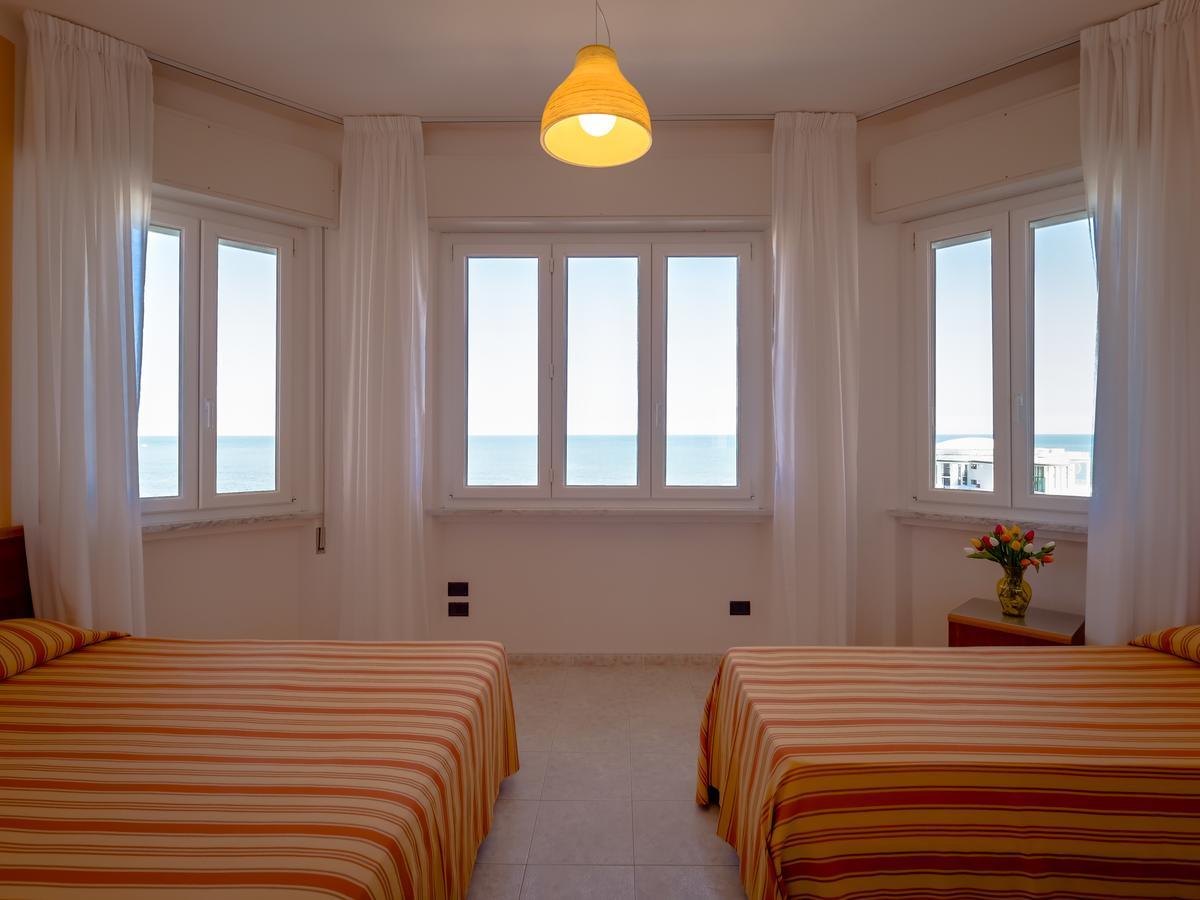 Hotel De La Ville Senigallia Bagian luar foto