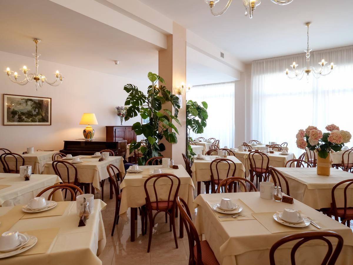 Hotel De La Ville Senigallia Bagian luar foto